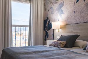 Postel nebo postele na pokoji v ubytování Salles Hotel Málaga Centro
