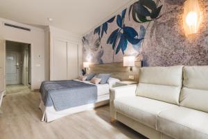 Postel nebo postele na pokoji v ubytování Salles Hotel Málaga Centro