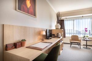an office with a desk with a computer on it at Hotel Carlton in Ghent