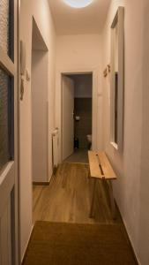 un pasillo con un banco de madera en una habitación en Flataid Apartment Elisabethinergasse, en Graz