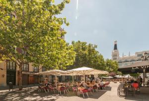 Restauracja lub miejsce do jedzenia w obiekcie Apartments Madrid Principe 2