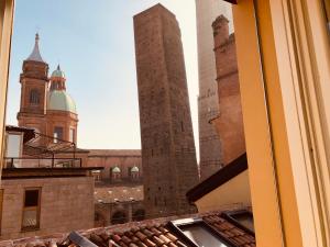 Galeriebild der Unterkunft Asinelli Panoramic Rooftop, In front of the Two Towers in Bologna