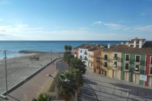 a view of a beach with buildings and the ocean at AR3B, Arsenal Barry, en primera línea in Villajoyosa