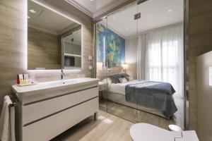 Postel nebo postele na pokoji v ubytování Salles Hotel Málaga Centro