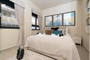 Un pat sau paturi într-o cameră la Sweet Inn - Chic Keren Hayesod