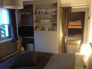 1 dormitorio con cama y ventana y 1 dormitorio con cama doble en B&B Family@home66, en Brujas