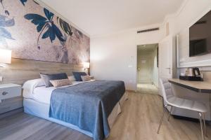 TV a/nebo společenská místnost v ubytování Salles Hotel Málaga Centro