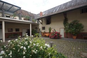 einen Innenhof eines Hauses mit Blumen im Hof in der Unterkunft Ferienwohnung Moog in Lonnig