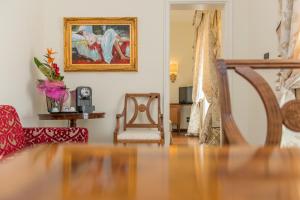 un soggiorno con sedia e un dipinto sul muro di Grand Hotel Di Lecce a Lecce