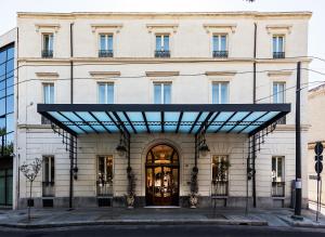 un grande edificio bianco con una grande porta di Grand Hotel Di Lecce a Lecce