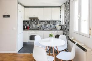 Kuchnia lub aneks kuchenny w obiekcie Apartments Madrid Principe 2