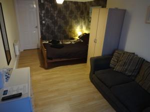Uma área de estar em Travellers Rest Motel