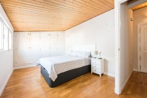 Łóżko lub łóżka w pokoju w obiekcie Apartments Madrid Principe 2