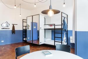 Cama ou camas em um quarto em The Circus Hostel
