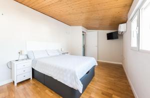 Łóżko lub łóżka w pokoju w obiekcie Apartments Madrid Principe 2