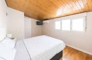 Łóżko lub łóżka w pokoju w obiekcie Apartments Madrid Principe 2