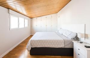 Łóżko lub łóżka w pokoju w obiekcie Apartments Madrid Principe 2