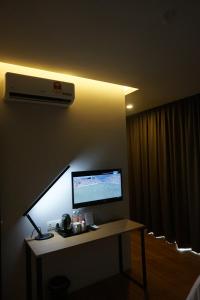 TV a/nebo společenská místnost v ubytování Super 8 Hotel @ Bayan Baru