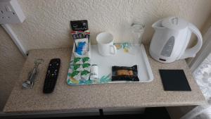 Příslušenství pro přípravu čaje a kávy v ubytování Lynmoore Guest House