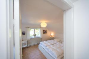Un dormitorio con una cama grande y una ventana en Snowwhites House, en Borre