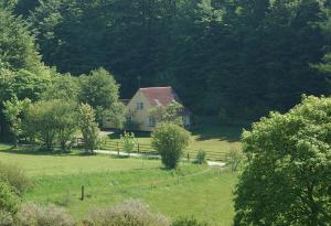 a house in the middle of a field with trees at Snowwhites House in Borre