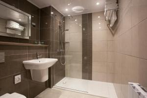 Koupelna v ubytování Cruachan Hotel + 37 fotografií