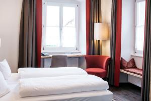 Letto o letti in una camera di Hotel Gasthof Lamm