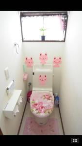 uma casa de banho com um WC com autocolantes da Hello Kitty em Takeuchi Goya em Chiba