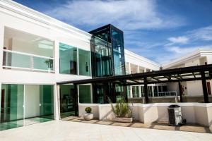 un edificio de oficinas con ventanas de cristal y un edificio en Itu Plaza Hotel, en Itu