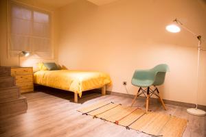 A bed or beds in a room at Casa MODERNA con Terraza Chill Out - Estadio BERNABÉU