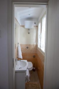 y baño con lavabo y aseo. en Garibaldi House Apartment, en Nápoles