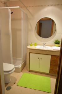 een badkamer met een wastafel, een toilet en een spiegel bij Expo Marina Lis in Lissabon +38 foto's