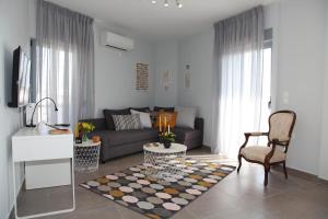 uma sala de estar com um sofá e uma mesa em Edem Beach Apartment with Sea View by Athenian Homes em Atenas