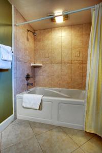 太平洋叢林的住宿－蒙特雷半島酒店，浴室配有白色浴缸和淋浴。