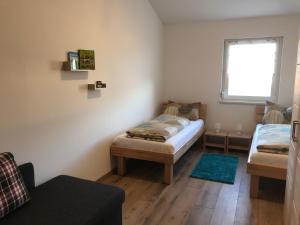 Una habitación con dos camas individuales y una ventana. en Ferienwohnungen Zeller, en Wolframs-Eschenbach