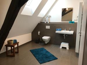 Un baño con lavabo, inodoro y espejo. en Ferienwohnungen Zeller, en Wolframs-Eschenbach 56 fotos más