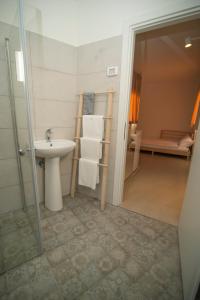 La salle de bains est pourvue d'un lavabo et d'une douche. dans l'établissement Top of the cliff apartments - Metzoke Dragot, à Metsoke Dragot