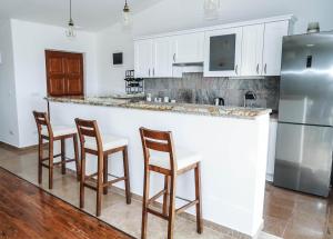Kuchyňa alebo kuchynka v ubytovaní Home Away from home with outdoor pool, botanical garden and a beautiful sea view
