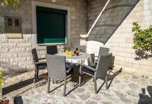 Balkón alebo terasa v ubytovaní Home Away from home with outdoor pool, botanical garden and a beautiful sea view