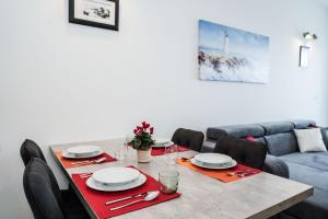 Posedenie v ubytovaní Home Away from home with outdoor pool, botanical garden and a beautiful sea view