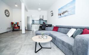 Kuchyňa alebo kuchynka v ubytovaní Home Away from home with outdoor pool, botanical garden and a beautiful sea view