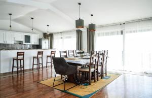 Fotografia z galérie ubytovania Home Away from home with outdoor pool, botanical garden and a beautiful sea view v destinácii Kaštela