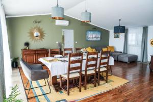 Posedenie v ubytovaní Home Away from home with outdoor pool, botanical garden and a beautiful sea view
