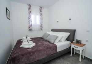Posteľ alebo postele v izbe v ubytovaní Home Away from home with outdoor pool, botanical garden and a beautiful sea view