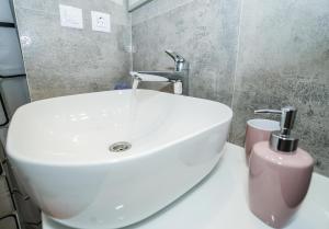 Kúpeľňa v ubytovaní Home Away from home with outdoor pool, botanical garden and a beautiful sea view