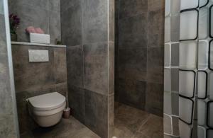 Kúpeľňa v ubytovaní Home Away from home with outdoor pool, botanical garden and a beautiful sea view