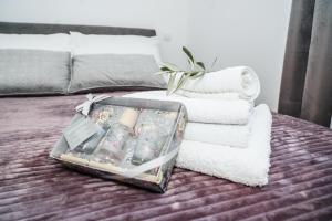 Posteľ alebo postele v izbe v ubytovaní Home Away from home with outdoor pool, botanical garden and a beautiful sea view