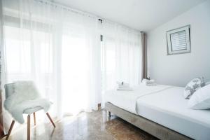 Posteľ alebo postele v izbe v ubytovaní Home Away from home with outdoor pool, botanical garden and a beautiful sea view