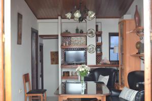 een woonkamer met een tafel en een televisie bij Casa Torrubia in Aracena