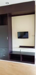 TV a/nebo společenská místnost v ubytování Eddys Cottages & Villa